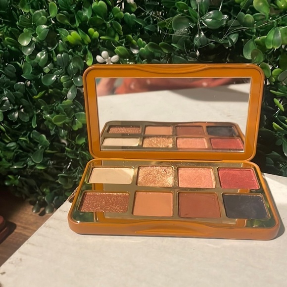 Kitty Likes to Scratch Mini Eyeshadow Palette - Picture 2 of 3